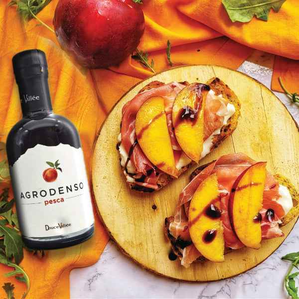 Crostini gourmet con prosciutto, pesche e Agrodenso di pesca