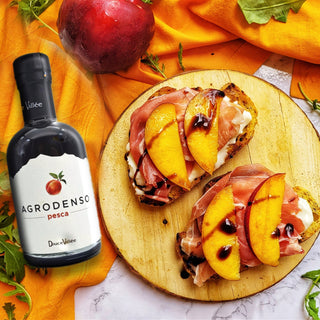 Crostini gourmet con prosciutto crudo, pesche grigliate e Agrodenso alla pesca