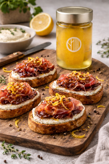 Crostino con formaggio, cipolla rossa caramellata, prosciutto crudo e limone conft Orominerva