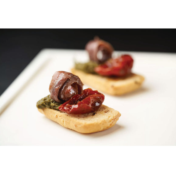 crostino gourmet con filetti di acciughe del Mar cantabrico, pomodorino confit e salsa verde