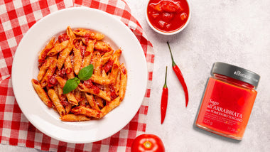 Piatto di penne con sugo di pomodoro all'arrabbiata Il Bottaccio