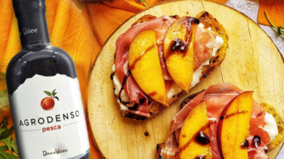 crostino con formaggio, prosciutto crudo, pesca e agrodenso di pesca 200ml