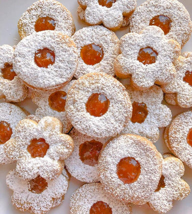 Biscotti di pasta frolla con confettura di albicocca
