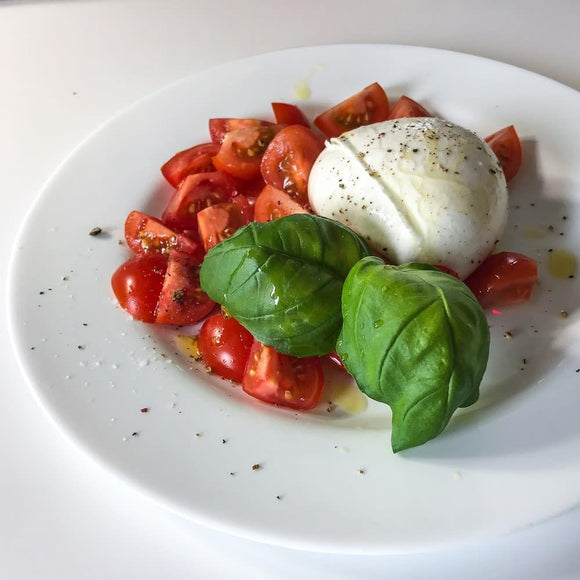 Piatto di Caprese: pomodoro, mozzarella e olio EVO al basilico- Nostrale Gourmet