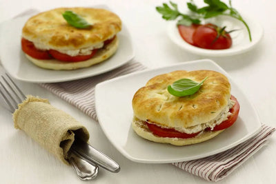 Ciaccine artigianali farcite con pomodoro e mozzarella