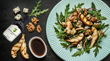 Piatto con formaggio blu di capra e pere condito con agrodenso di pera