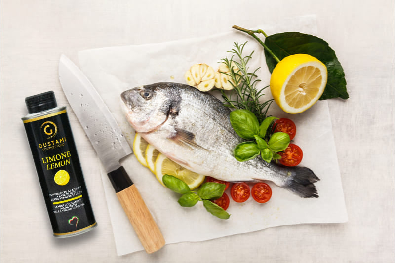 Pesce condito con olio al limone