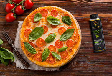 Pizza artigianale con infuso di olio al basilico - condimento gourmet