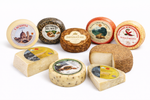 Selezione di formaggi toscani artigianali: Pecorino del Noce, Marzolino Imperatore, pecorini stagionati e formaggio al pepe