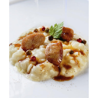 "Risotto gourmet con capesante scottate e Saba, elegante equilibrio tra mare e dolcezza"