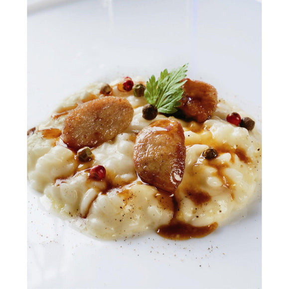 "Risotto gourmet con capesante scottate e Saba, elegante equilibrio tra mare e dolcezza"